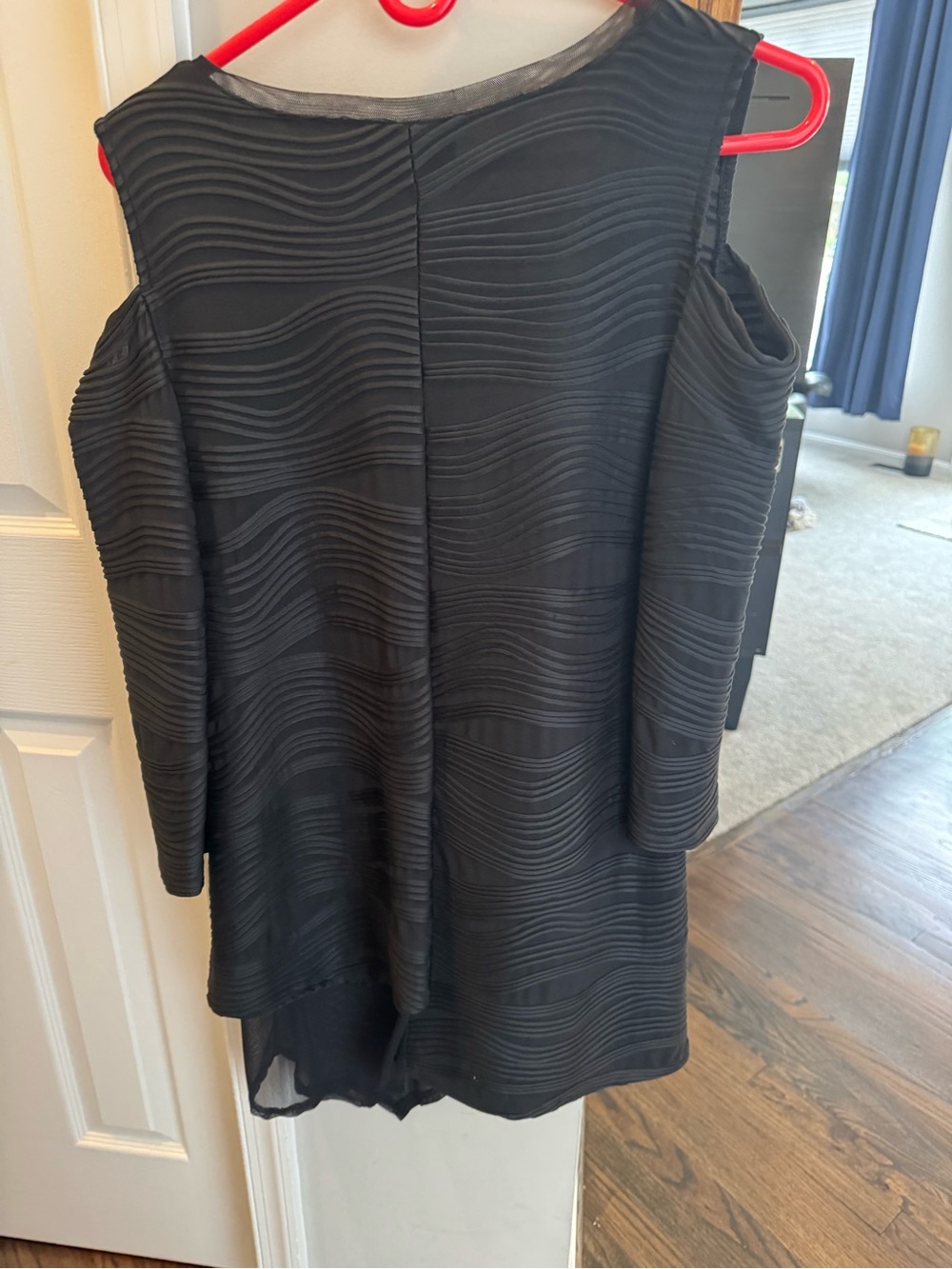 Lynn Ritchie Black Wave-Texture Cold-Shoulder V-Neck Tunic - Picture 3 of 3